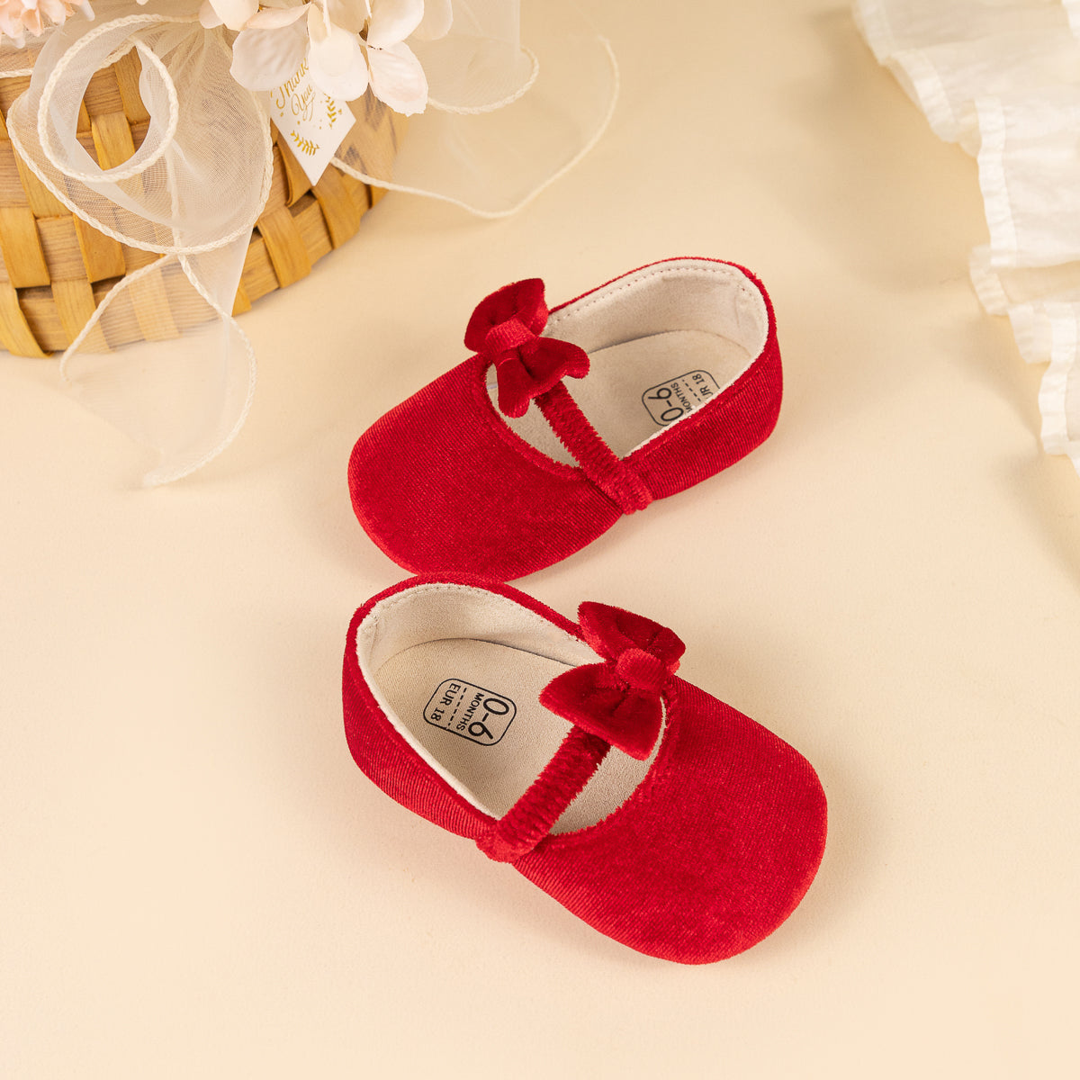 Sapatos Mary Jane com laço em veludo macio