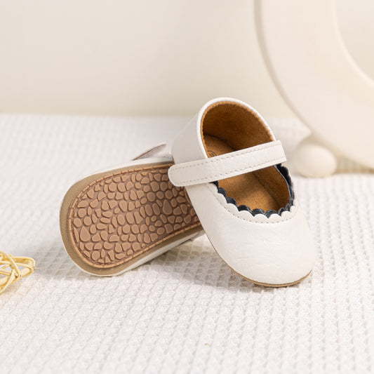 Sapatos de bebé menina com tira e rebordo recortado