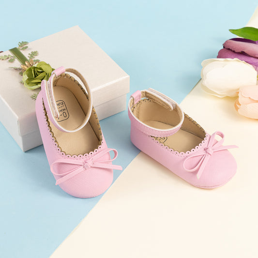 Lindos sapatos de bebé com detalhe de laço