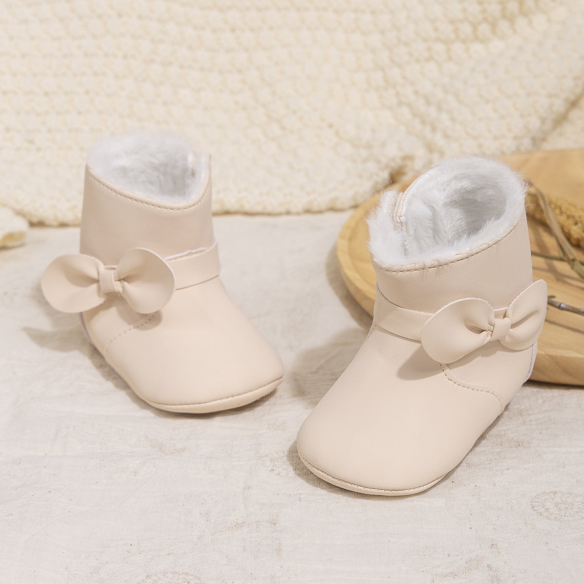 Botas de bebé com detalhe de laço e pele sintética