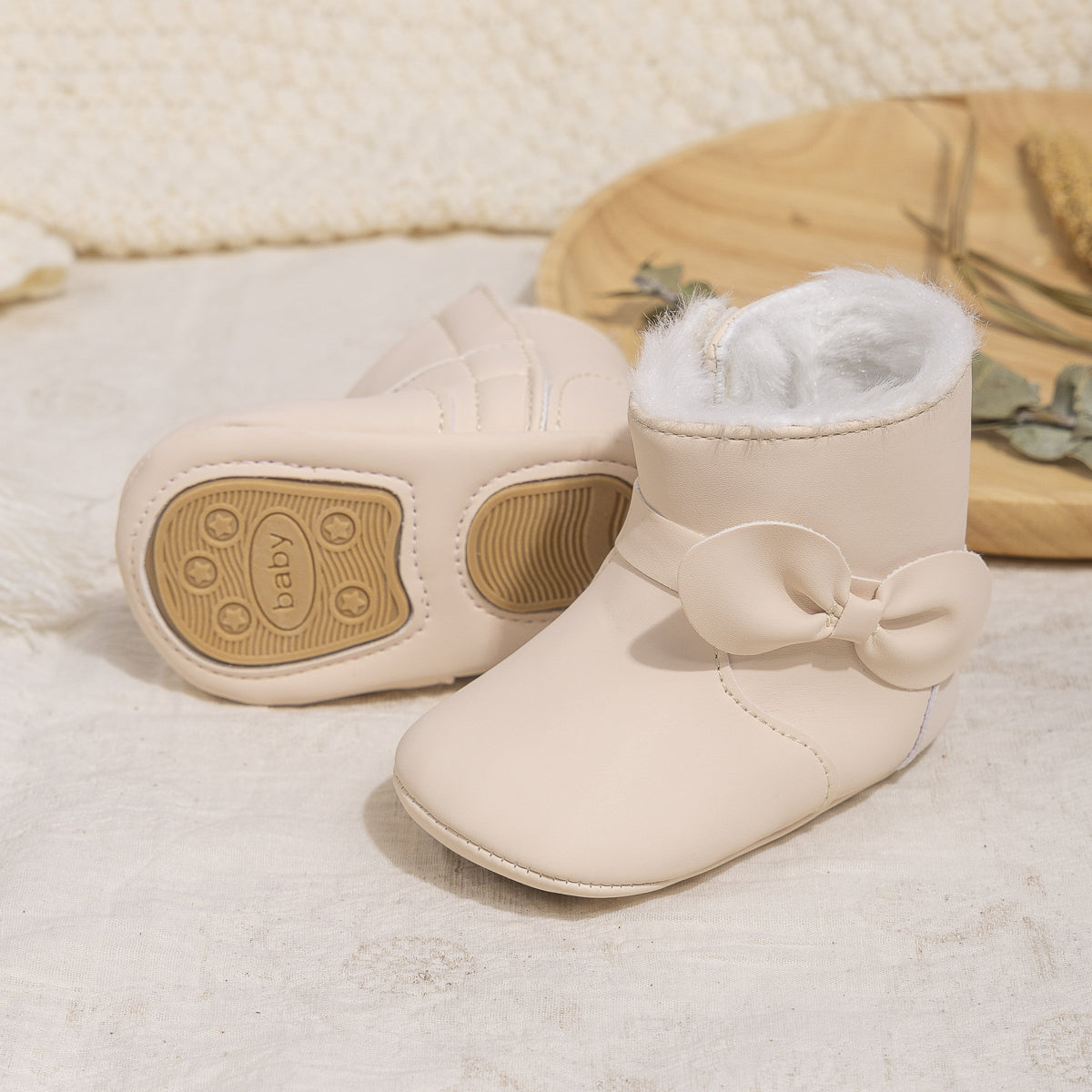 Botas de bebé com detalhe de laço e pele sintética