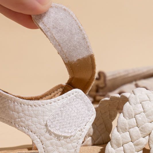 Sandálias de bebé com tiras entrançadas