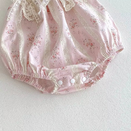 🌸 Macacão floral vintage rosa com fita para o cabelo e laço a condizer