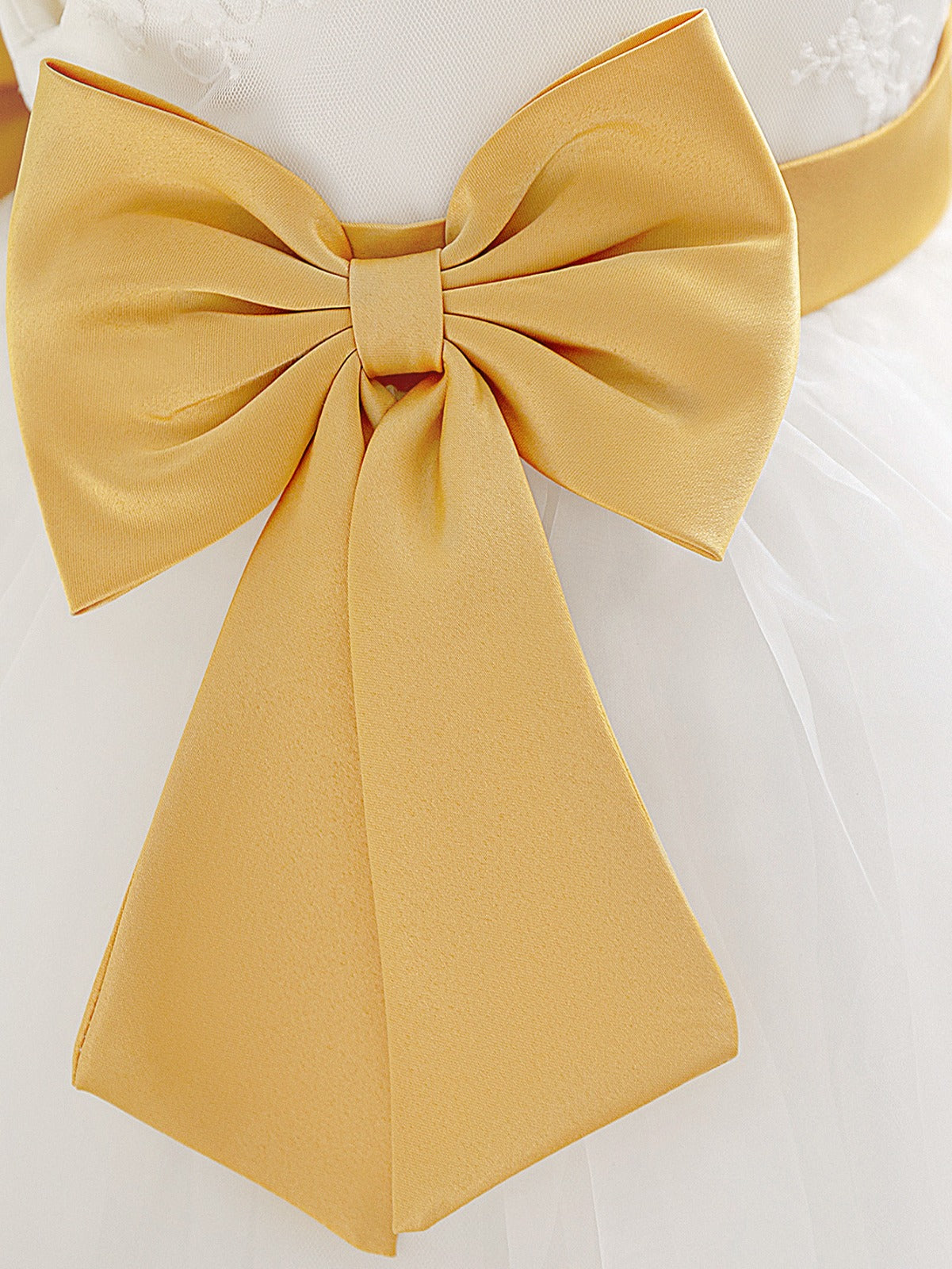 Vestido de bebé princesa em tule branco com laço dourado
