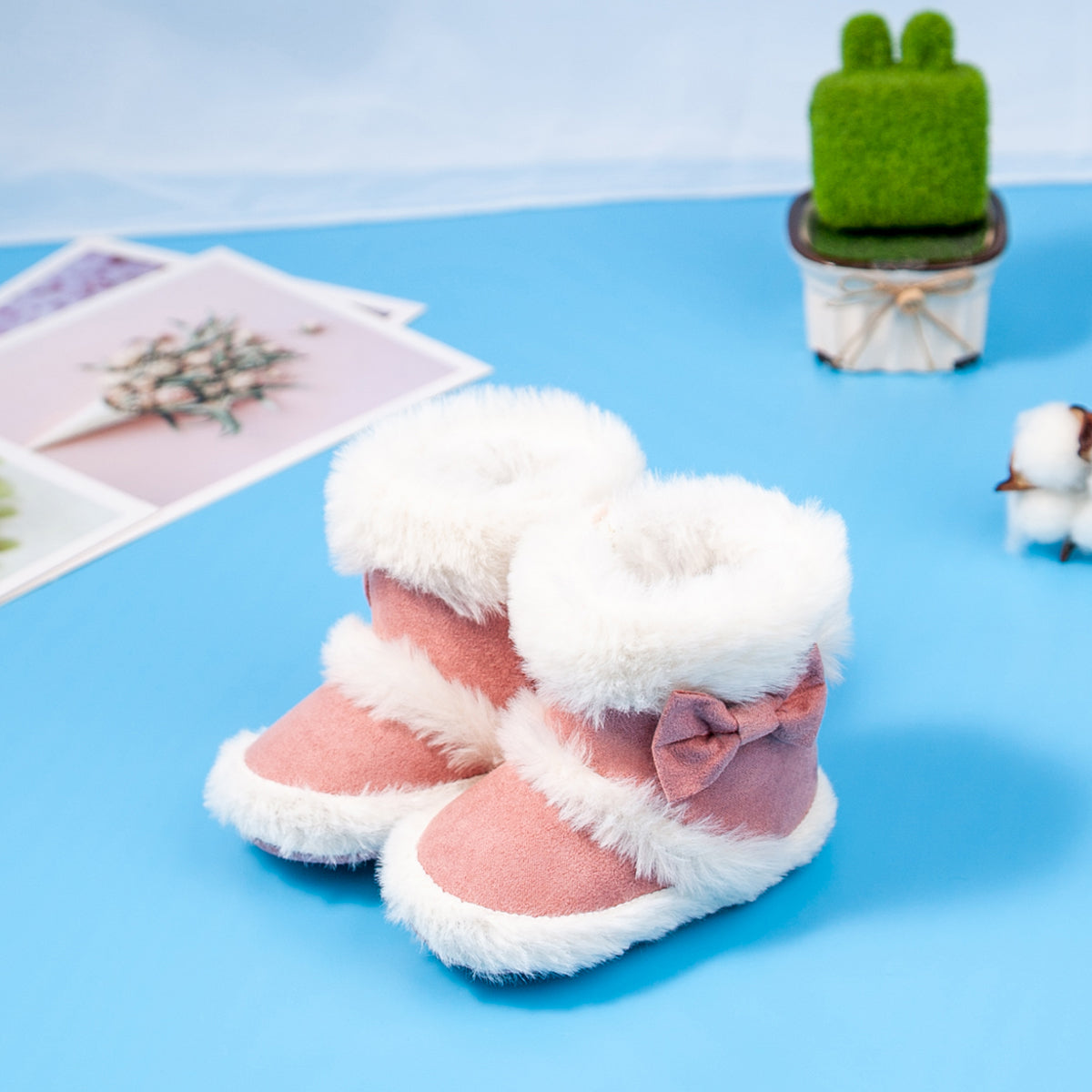 Pantufas de bebé com detalhe de laço e pele sintética