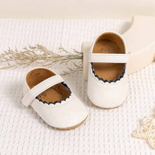 Sapatos de bebé menina com tira e rebordo recortado