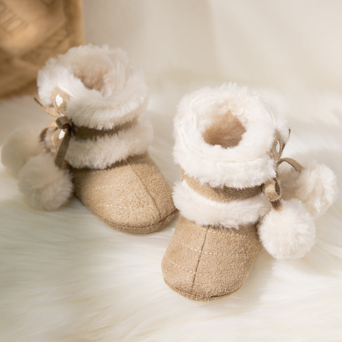 Botas de peluche infantis quentes para o inverno ao ar livre com bola de lã