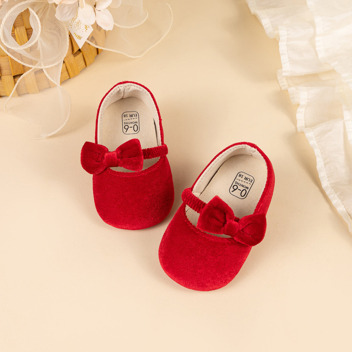 Sapatos Mary Jane com laço em veludo macio