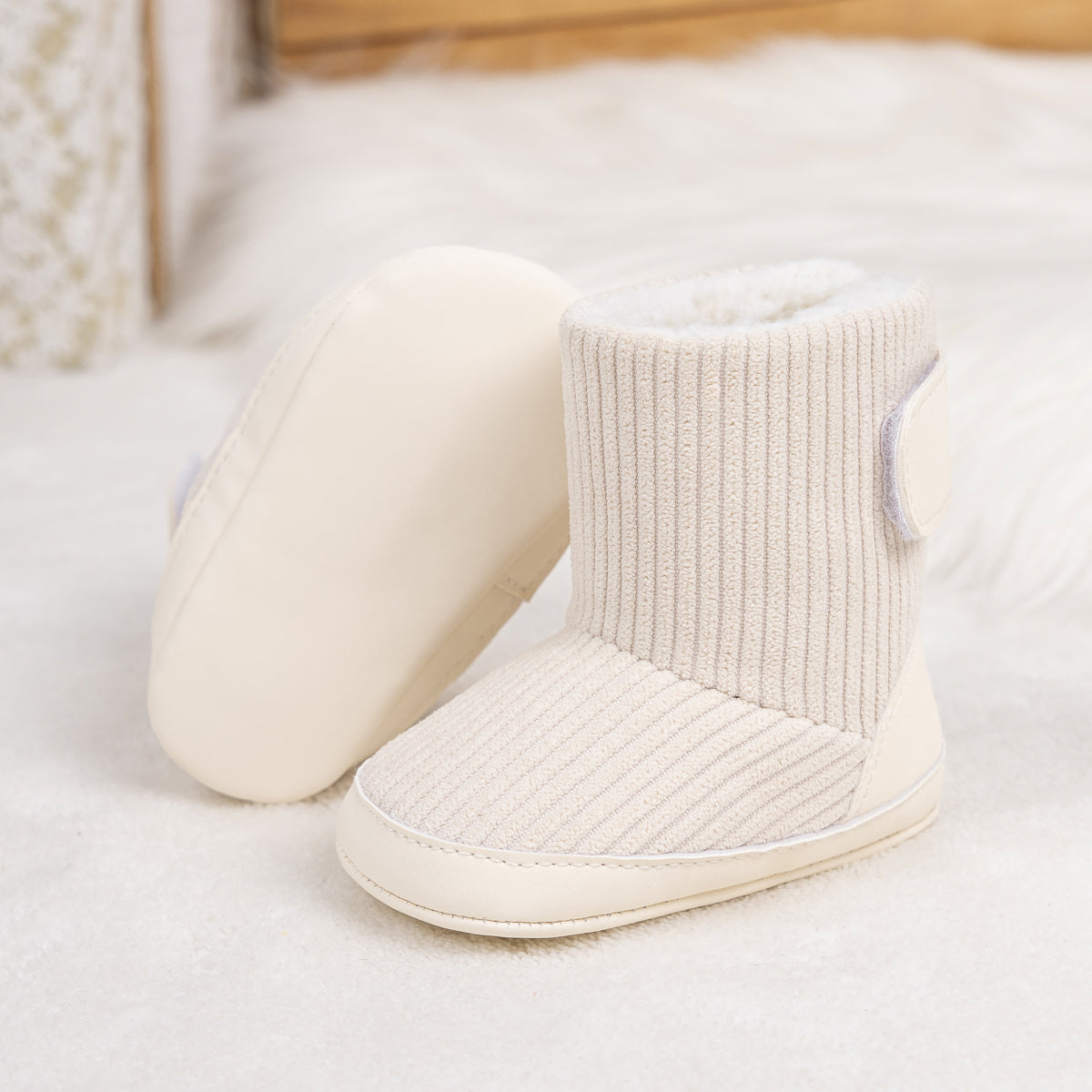 Botas de bebé com pelo sintético canelado