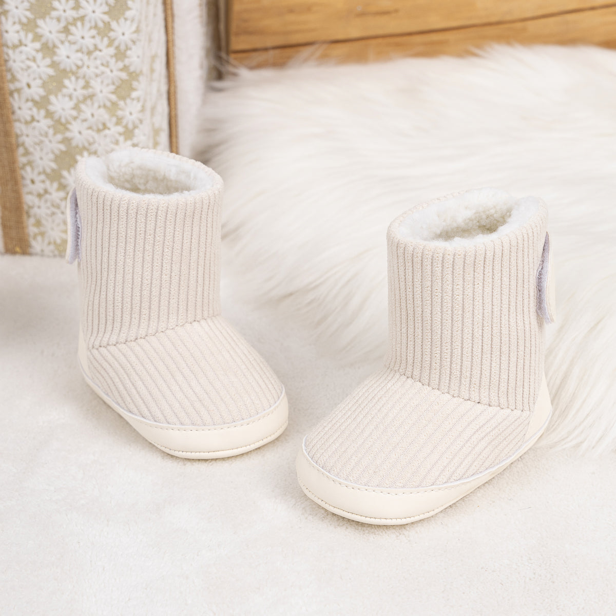 Botas de bebé com pelo sintético canelado