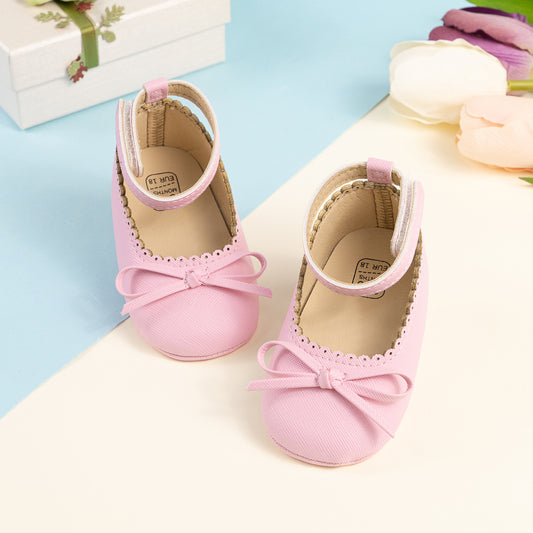 Lindos sapatos de bebé com detalhe de laço