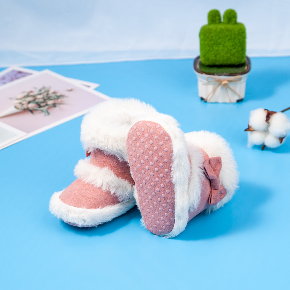 Pantufas de bebé com detalhe de laço e pele sintética