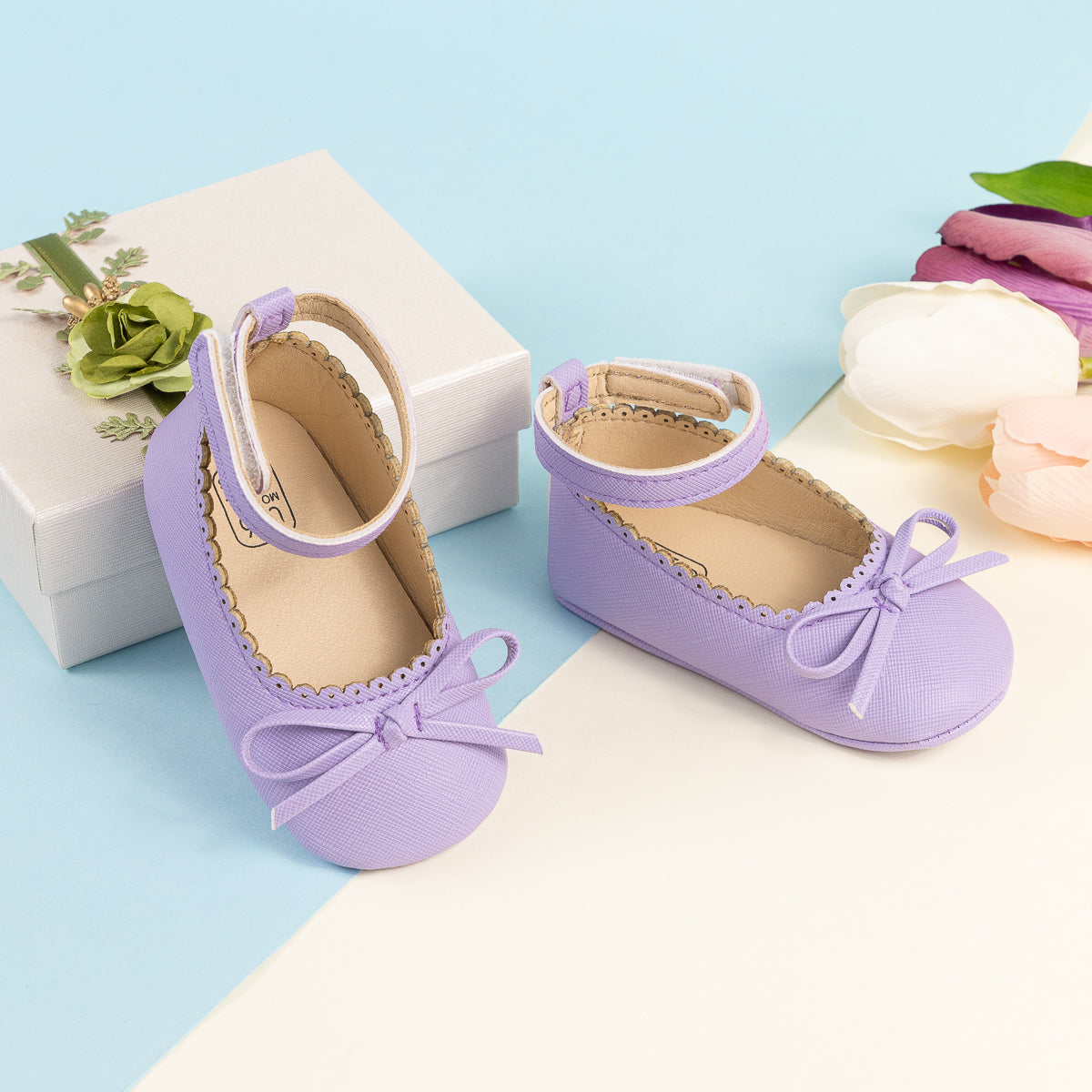 Lindos sapatos de bebé com detalhe de laço