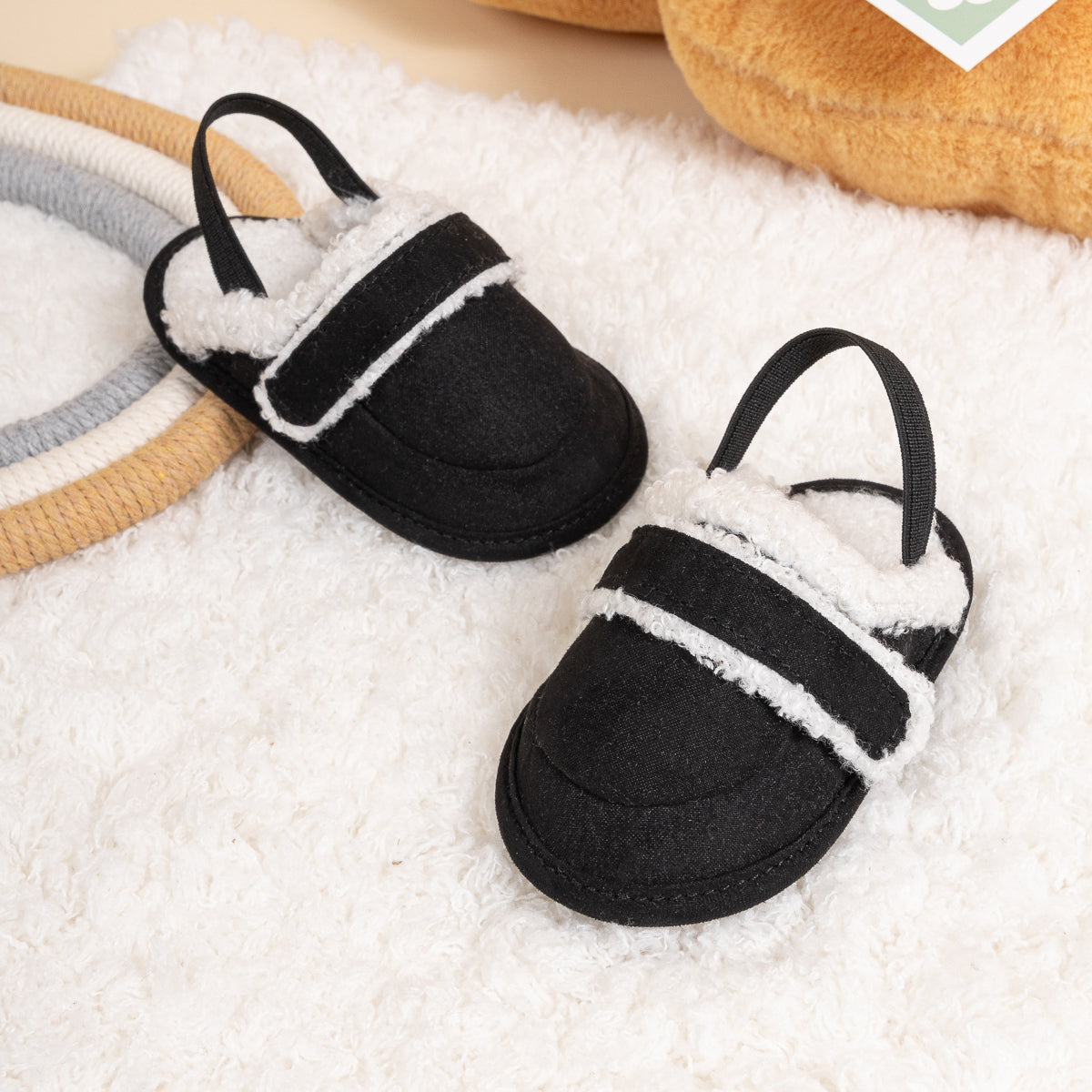 Pantufas de bebé com acabamento em pele sintética