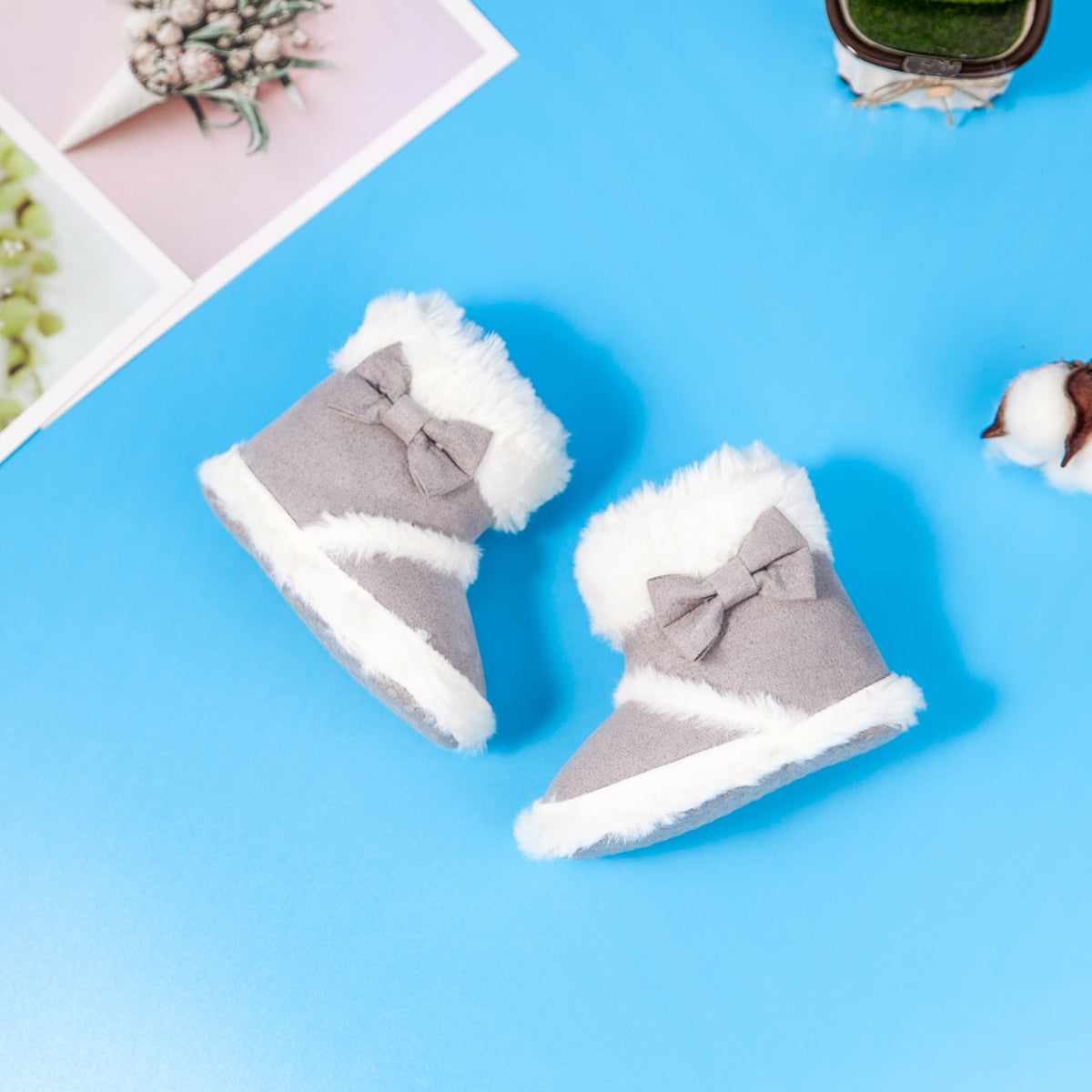 Pantufas de bebé com detalhe de laço e pele sintética