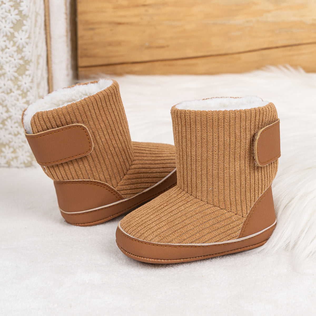 Botas de bebé com pelo sintético canelado