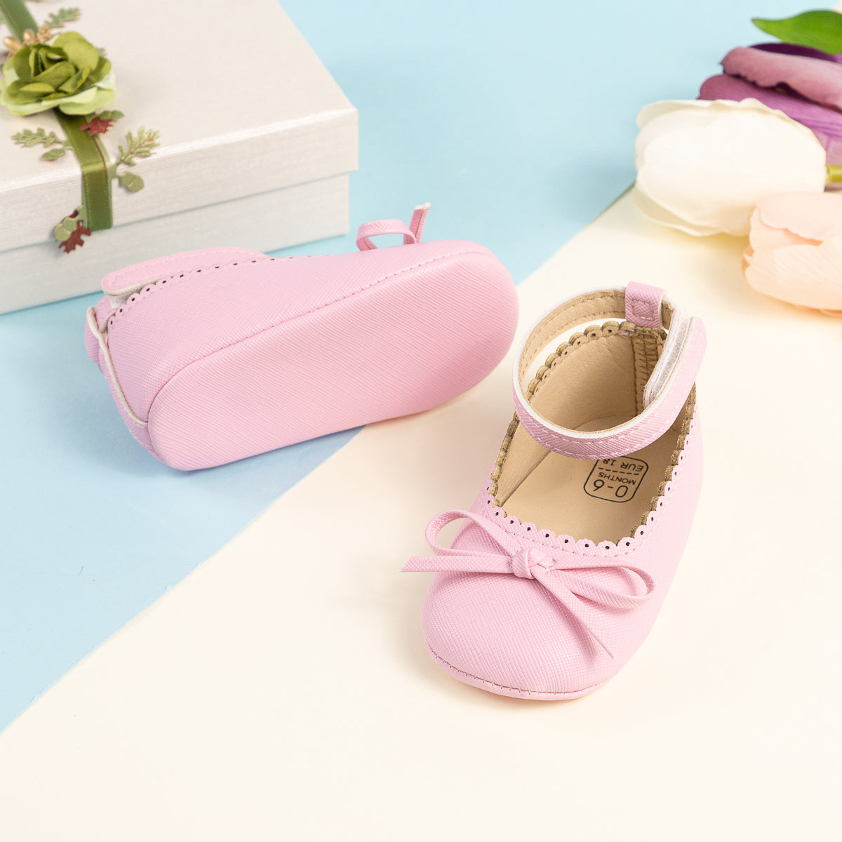 Lindos sapatos de bebé com detalhe de laço