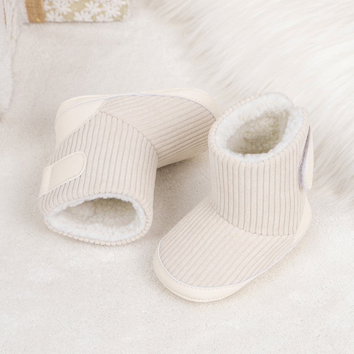 Botas de bebé com pelo sintético canelado