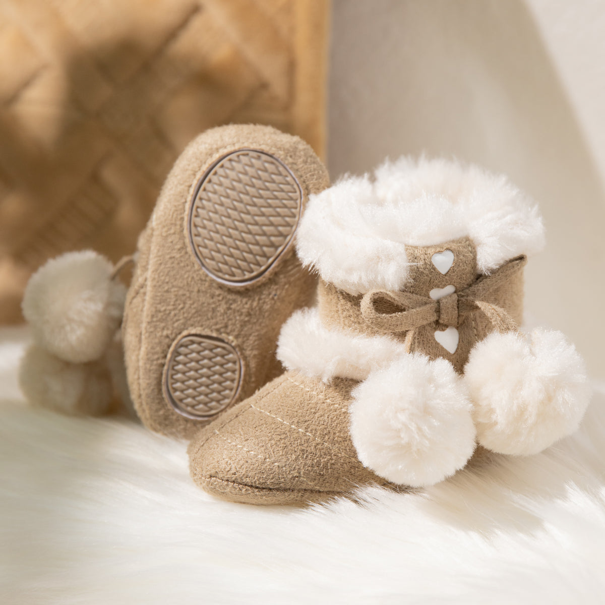 Botas de peluche infantis quentes para o inverno ao ar livre com bola de lã