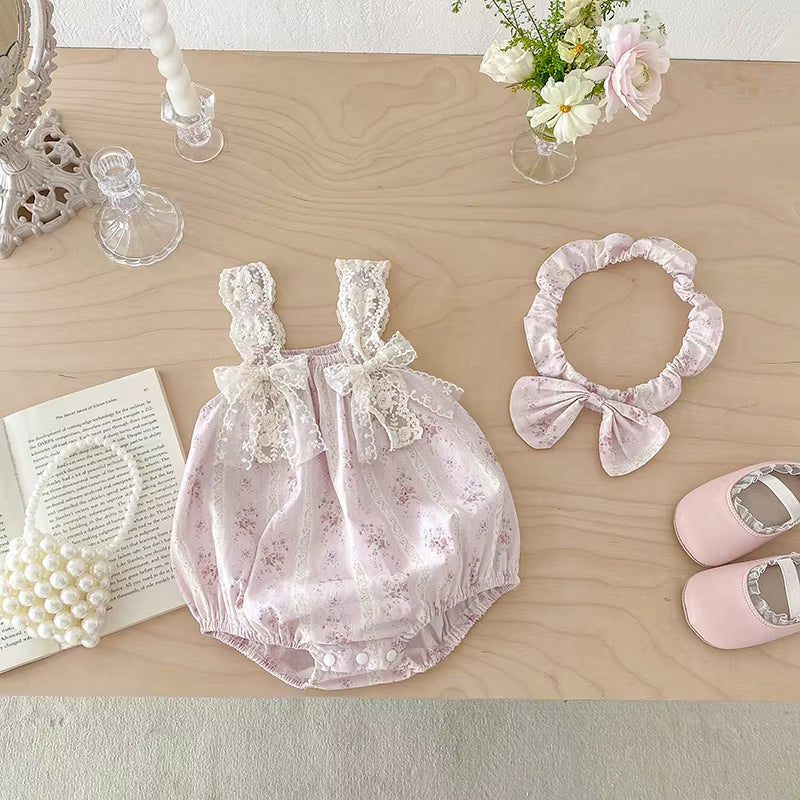 🌸 Macacão floral vintage rosa com fita para o cabelo e laço a condizer