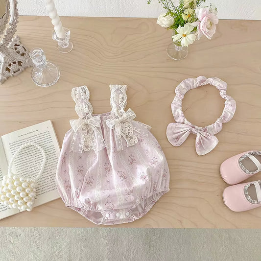 🌸 Macacão floral vintage rosa com fita para o cabelo e laço a condizer