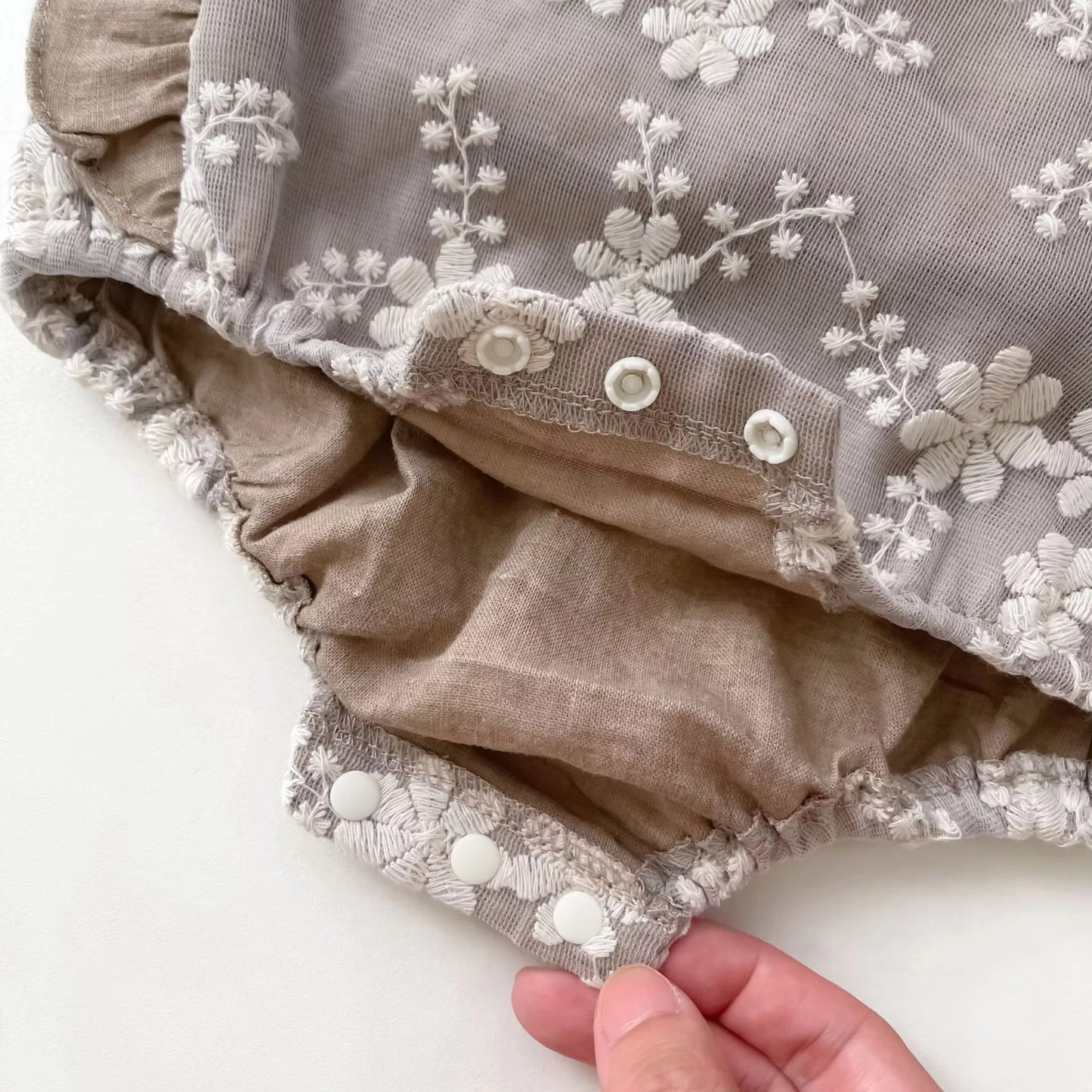 Macacão de verão com flores em renda 🌸 – Macacão sem mangas para menina