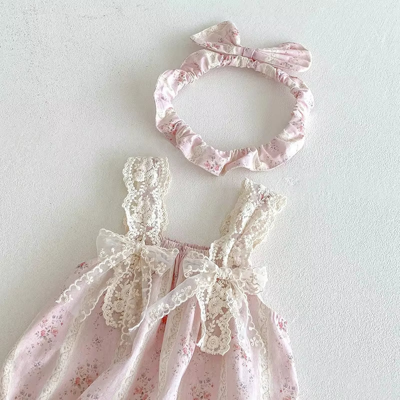 🌸 Macacão floral vintage rosa com fita para o cabelo e laço a condizer