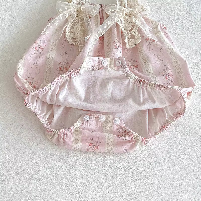 🌸 Macacão floral vintage rosa com fita para o cabelo e laço a condizer