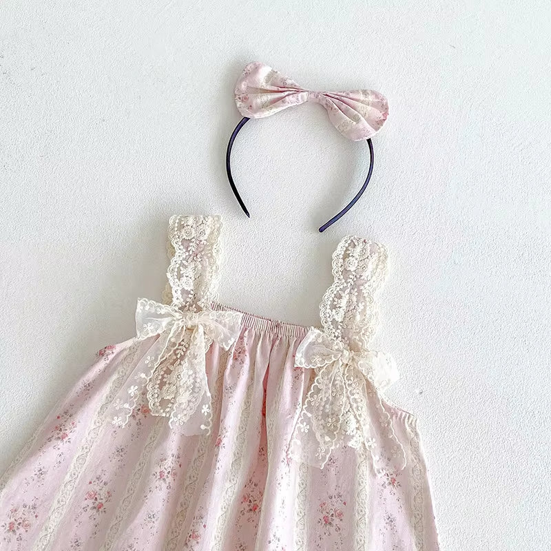 Vestido floral vintage rosa com fita de cabelo a condizer