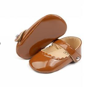 Sapatos de bebé recortados com verniz brilhante
