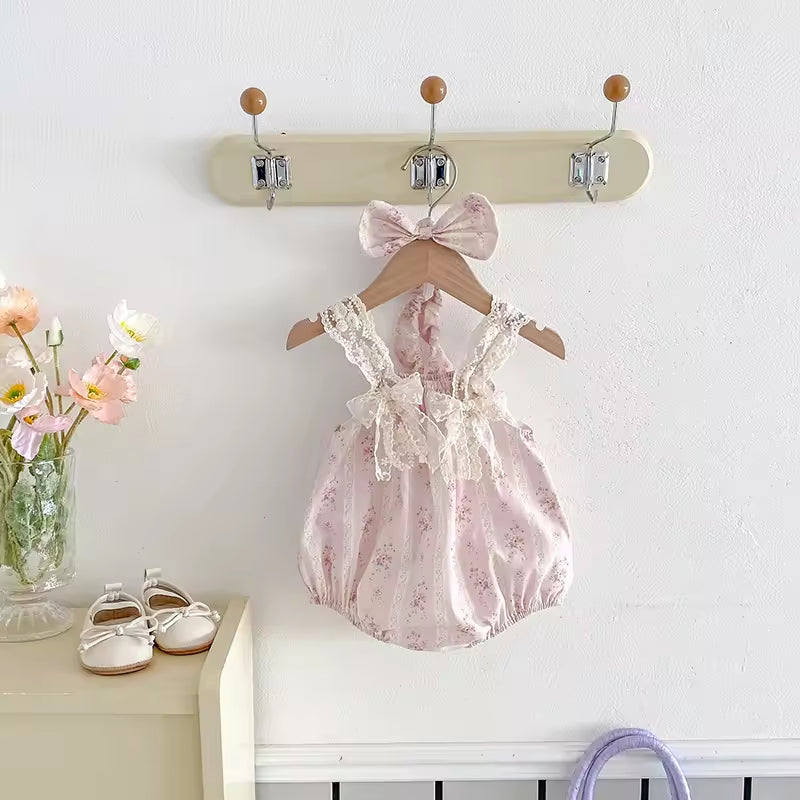 🌸 Macacão floral vintage rosa com fita para o cabelo e laço a condizer