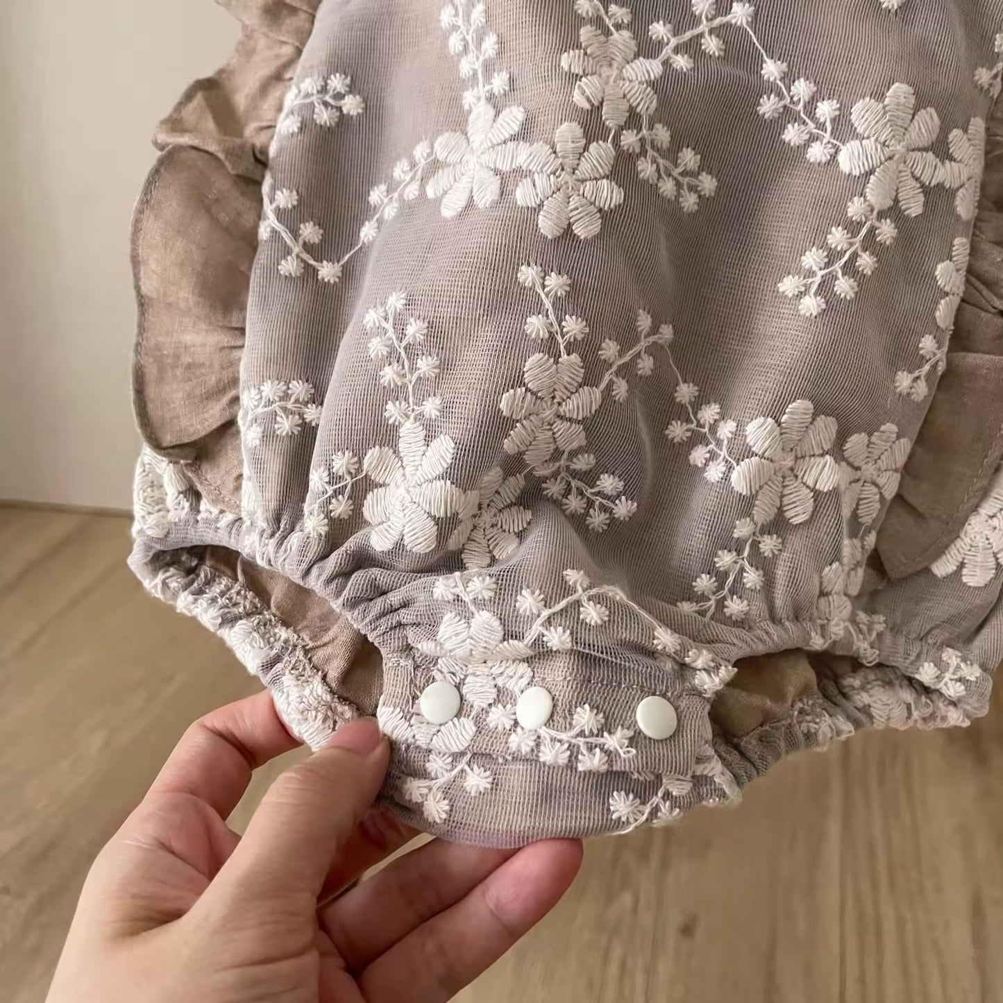 Macacão de verão com flores em renda 🌸 – Macacão sem mangas para menina
