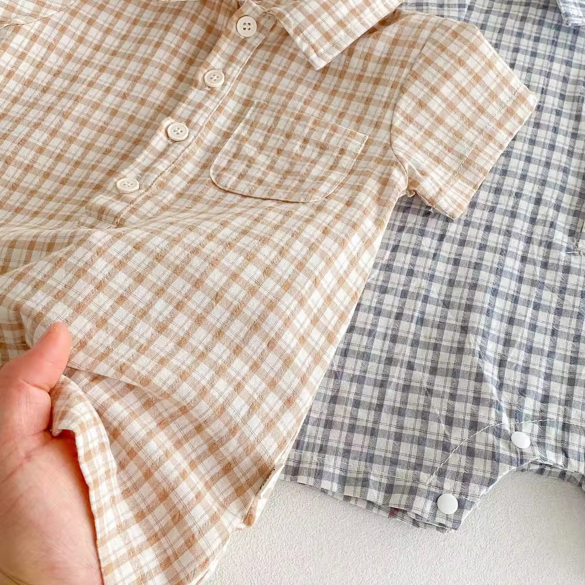🪵 Macacão xadrez Woodland para menino – Macacão leve de verão