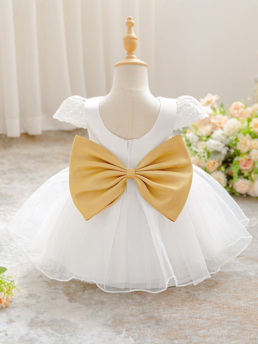 Vestido de bebé princesa em tule branco com laço dourado