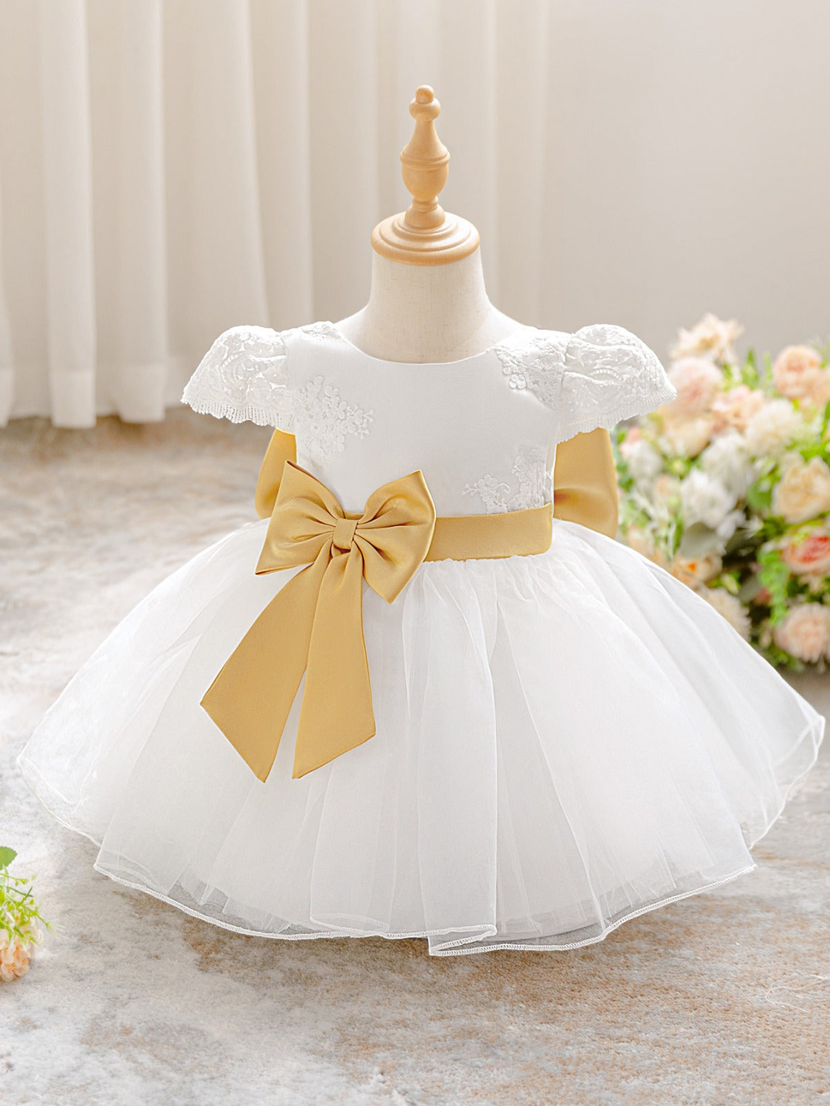 Vestido de bebé princesa em tule branco com laço dourado