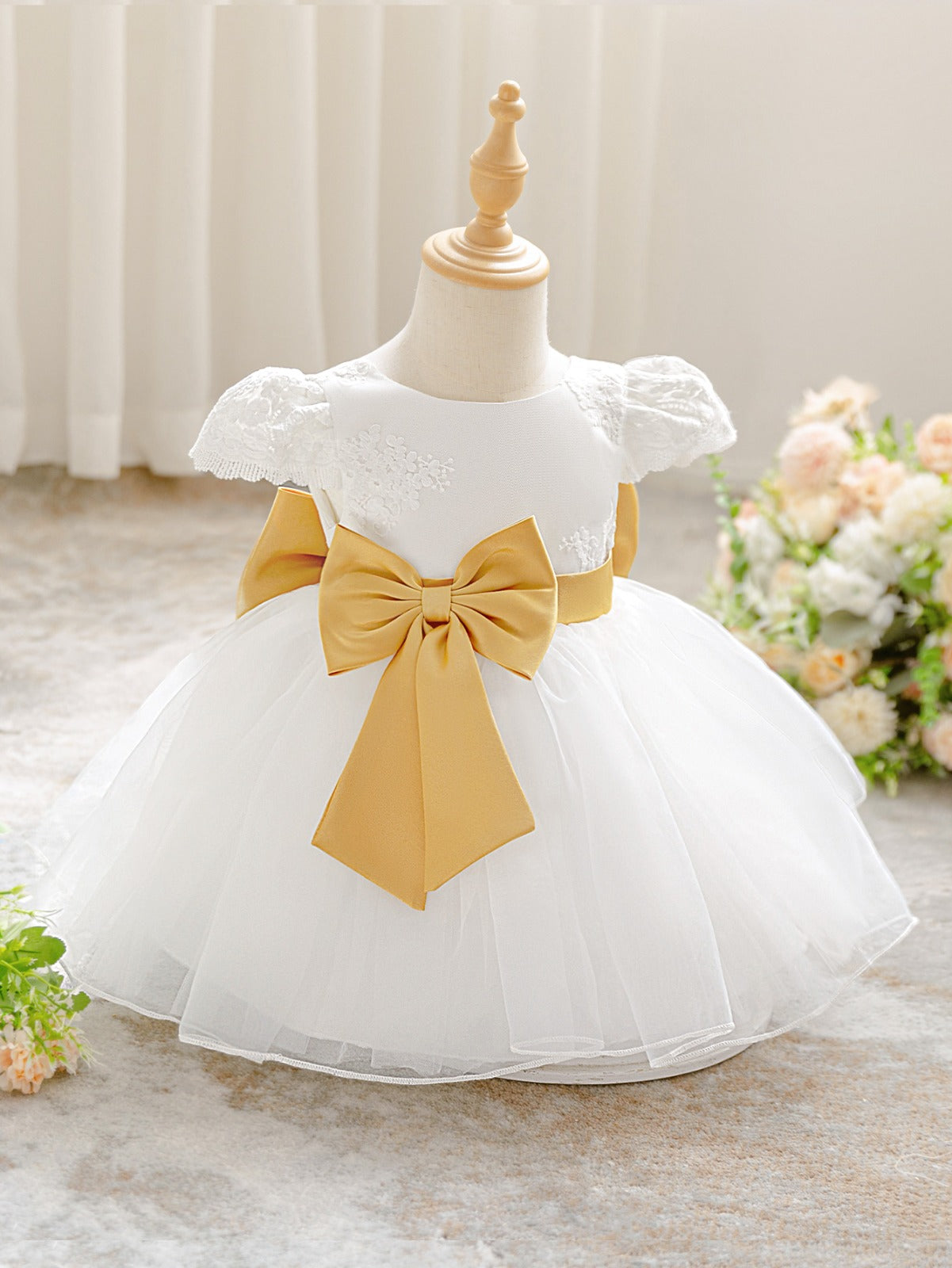 Vestido de bebé princesa em tule branco com laço dourado