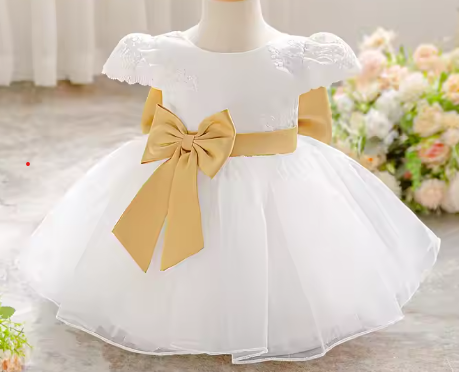 Vestido de bebé princesa em tule branco com laço dourado